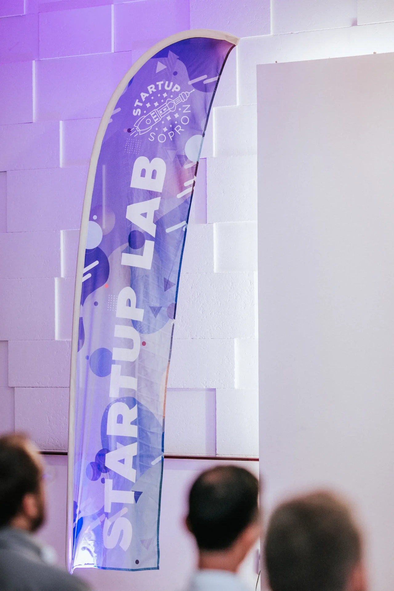 Cápa strandzászló közelről – Startup Lab